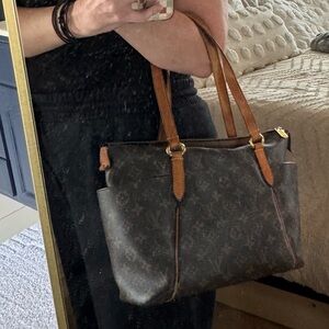 Louis Vuitton Totally MM Monogram Canvas Shoulder Tote Bag